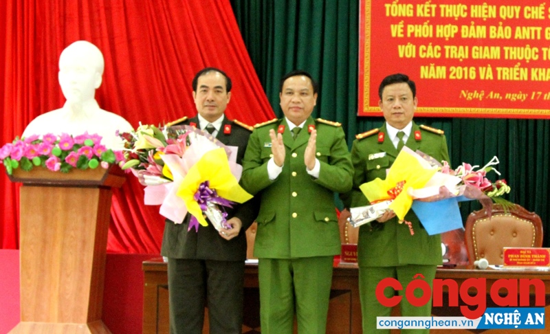 Đồng chí Đại tá Phan Đình Thành, Giám thị Trại giam số 3 tặng hoa chúc mừng sự phối hợp cho các phòng nghiệp vụ Công an tỉnh Nghệ An trong truy bắt tội phạm