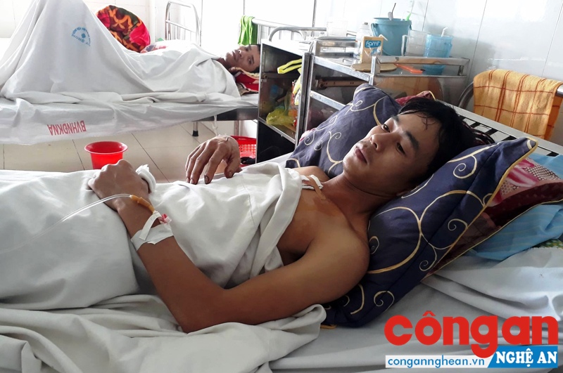Anh Trần Văn Hiệp đang điều trị tại Bệnh viện Đa khoa Nghệ An