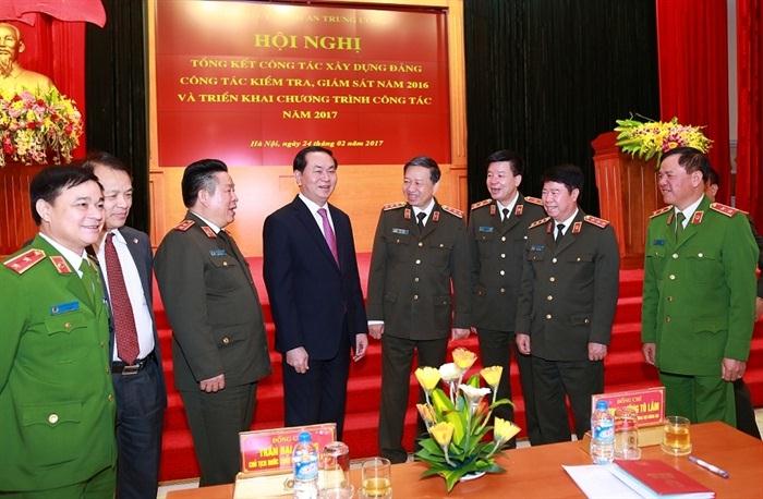 Chủ tịch nước Trần Đại Quang; Bộ trưởng Tô Lâm cùng các đại biểu trao đổi bên lề Hội nghị
