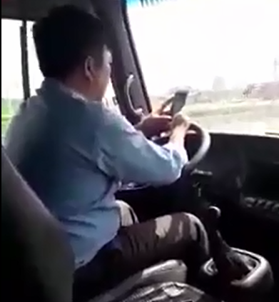  Bất chấp nguy hiểm rình rập, tài xế vừa lái xe vừa sử dụng điện thoại