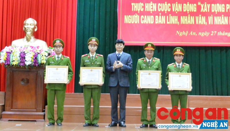 Đồng chí Lê Xuân Đại, Ủy viên BTV Tỉnh ủy, Phó Chủ tịch Thường trực UBND tỉnh tặng Bằng khen cho các tập thể, cá nhân có thành tích xuất sắc trong công tác PCCC