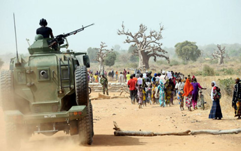 Quân đội Nigeria bảo vệ dân Chibok. Ảnh: AFP.