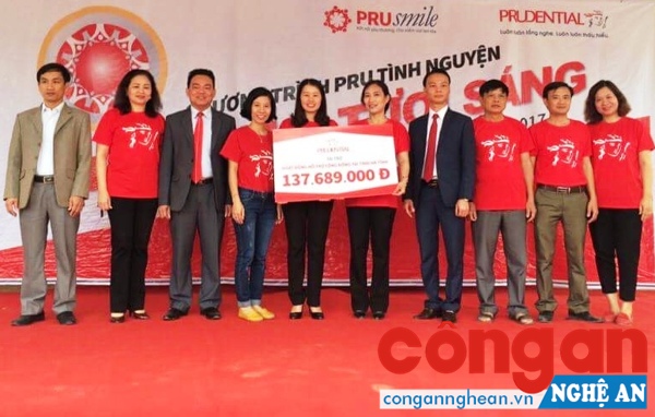 Đại diện Công ty Prudential trao gần 140 triệu đồng cho Trường THCS Lam Hồng