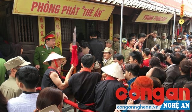 Rất đông người dân đến xin thẻ ấn tại đền Quang Trung vào ngày mồng 5 Tết Nguyên đán