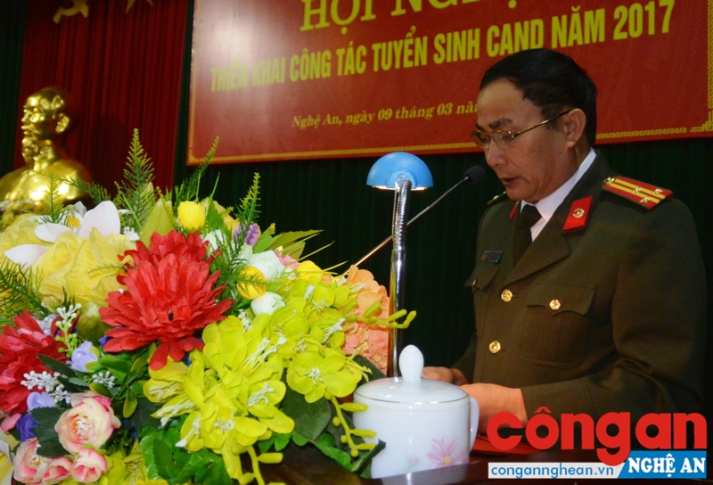 Đồng chí Thượng tá Phan Thế Sơn- Phó trưởng phòng Tổ chức cán bộ phổ biến các quy định, hướng dẫn tuyển sinh vào các trường CAND