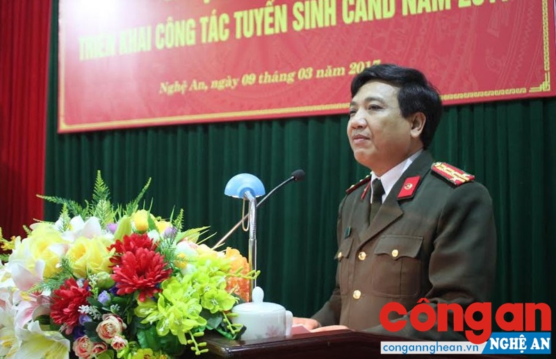 Đồng chí Đại tá Hồ Văn Tứ, Phó Bí thư Đảng ủy, Phó giám đốc Công an tỉnh phát biểu tại hội nghị