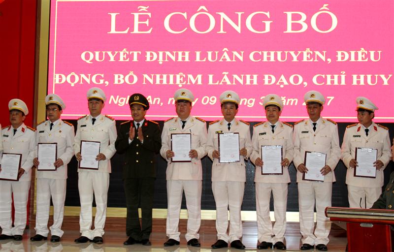Đồng chí Đại tá Hồ Văn Tứ, Phó Giám đốc Công an tỉnh trao quyết định của Bộ Công an cho các đồng chí được luân chuyển, điều động và bổ nhiệm 