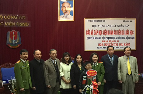 Trung tá Nguyễn Thị Thu Hằng cùng gia đình trong buổi bảo vệ thành công Luận án Tiến sĩ tại Học viện Cảnh sát.