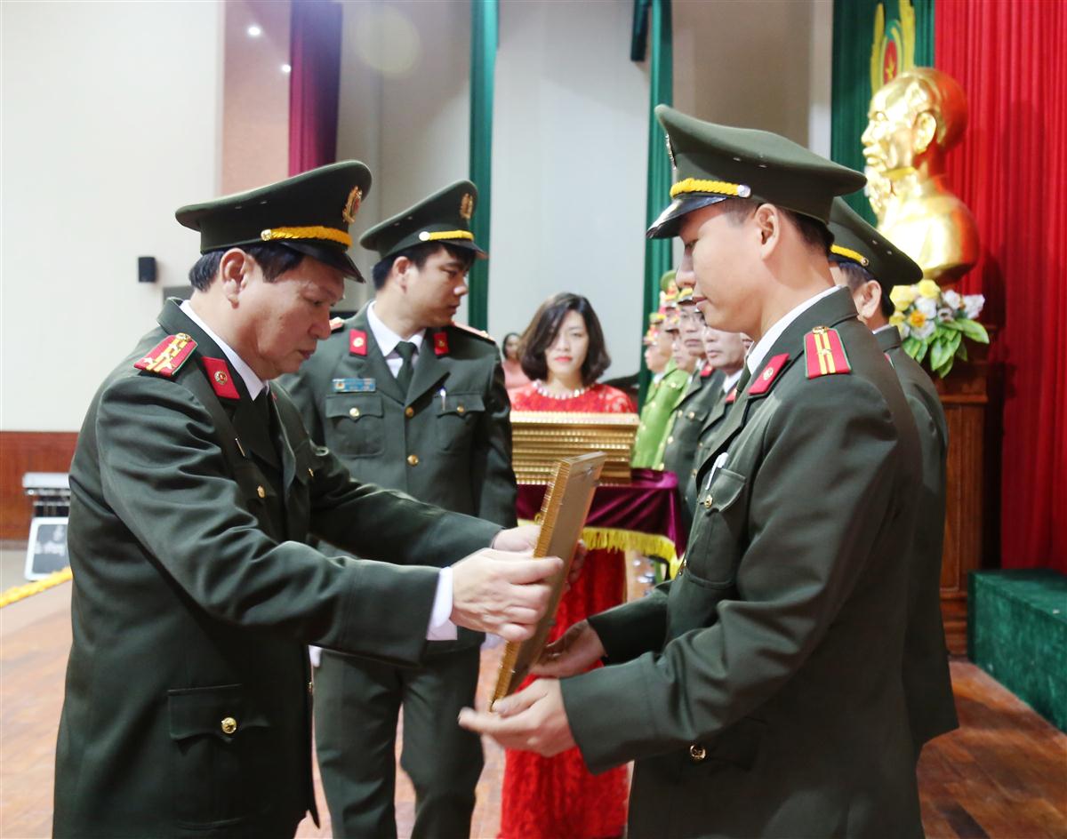 Đồng chí Đại tá Nguyễn Đình Dung - PGĐ Công an tỉnh trao Giấy khen của Giám đốc Công an tỉnh cho các tập thể, cá nhân