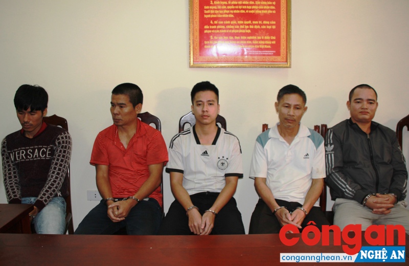 5 trong số 6 đối tượng truy nã bị lực lượng Cảnh sát Truy nã tội phạm bắt giữ và di lý về Nghệ An