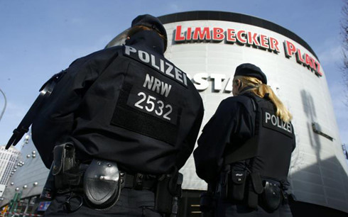 Cảnh sát Đức đứng gác sau khi phong tỏa trung tâm mua sắm ở thành phố Essen. Ảnh: Reuters.