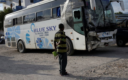 Chiếc xe bus gây tai nạn nằm tại hiện trường - Ảnh: Reuters.