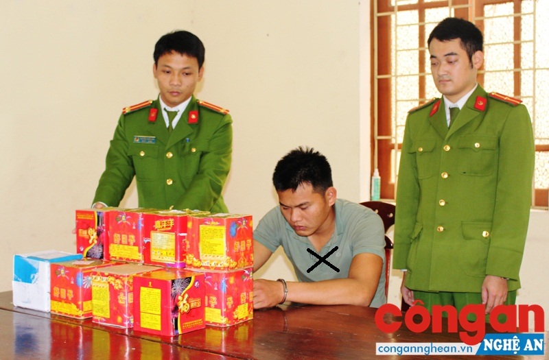  Công an huyện Hưng Nguyên bắt giữ đối tượng (x) mua bán pháo trái phép