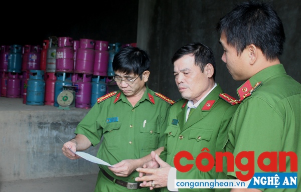 Cán bộ Đội Cảnh sát QLHC về TTXH Công an TP Vinh kiểm tra, xử lý cửa hàng kinh doanh gas trái phép tại xã Hưng Đông