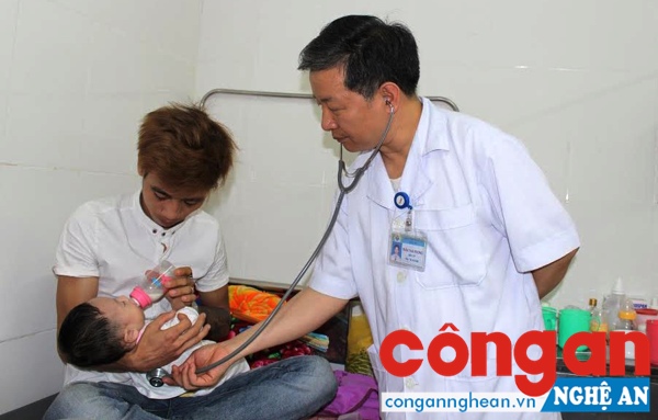  Bác sĩ Trần Thái Phong khám bệnh cho trẻ bị ho gà tại Khoa Bệnh Nhiệt đới, Bệnh viện Sản - Nhi Nghệ An