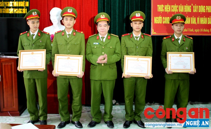 Đồng chí Đại tá Đào Hồng Lập, Phó Giám đốc Cảnh sát PC&CC tỉnh trao Giấy khen cho các cá nhân xuất sắc