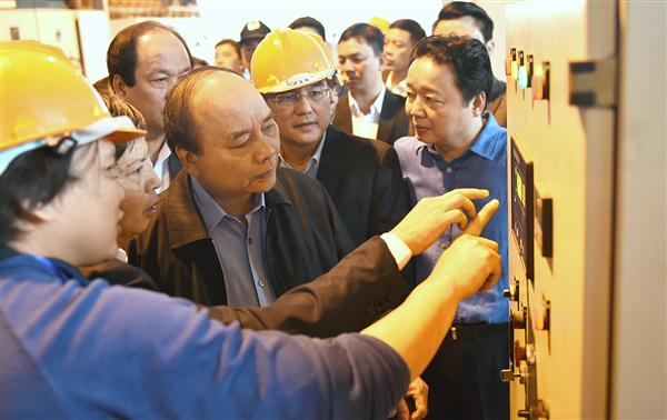Thủ tướng thị sát công nghệ điện rác của Công ty HMC. Ảnh: VGP/Quang Hiếu