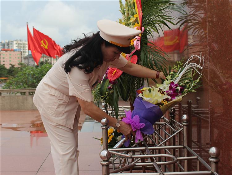 Đồng chí Đại tá Phan Thị Phương  Hoa, Trưởng phòng Hồ sơ dâng hoa lên Bác