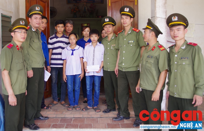 Đoàn thanh niên Công an tỉnh Hà Tĩnh tặng quà cho trẻ em nghèo vượt khó trên địa bàn xã Đức Long, huyện Đức Thọ