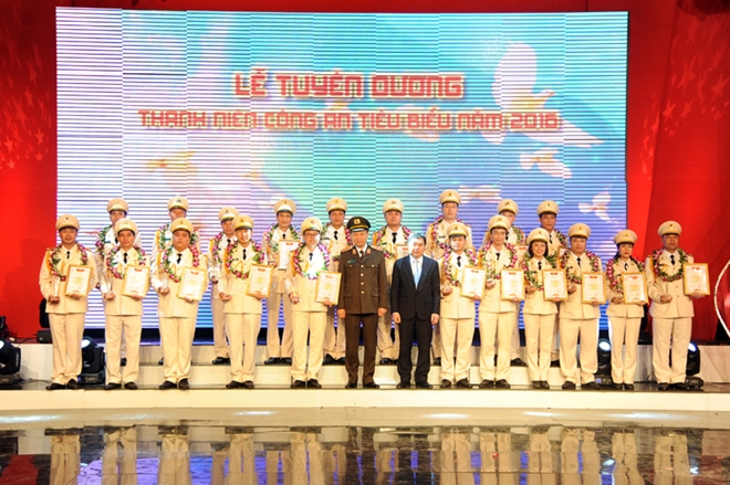 Bộ trưởng Tô Lâm và đồng chí Nguyễn Mạnh Dũng, Bí thư Thường trực Trung ương Đoàn TNCS Hồ Chí Minh cùng hai mươi gương mặt thanh niên Công an tiêu biểu năm 2016.
