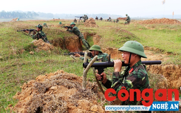 Các đơn vị lực lượng vũ trang Nghệ An thực hành phương án tấn công địch