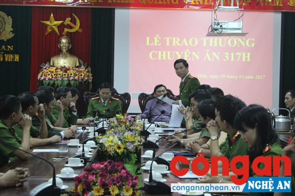 Đồng chí Trung tá Trần Đức Thân, Phó trưởng Công an thành phố, trưởng Ban chuyên án báo cáo về kết quả của chuyên án