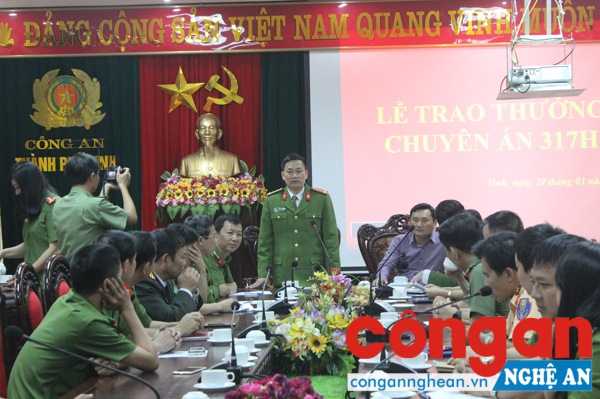 Đồng chí đại tá Nguyễn Mạnh Hùng, Phó giám đốc Công an tỉnh phát biểu tại buổi lễ