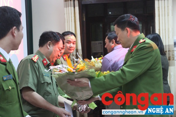 Đồng chí Nguyễn Mạnh Hùng tặng hoa chúc mừng Ban chuyên án