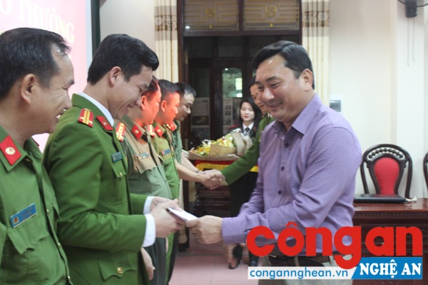 Đồng chí Đậu Vĩnh Thịnh trao quà cho Ban chuyên án