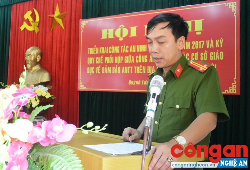 Đồng chí Trung tá Tạ Đình Tuấn, Trưởng Công an huyện trình bày dự thảo quy chế phối hợp