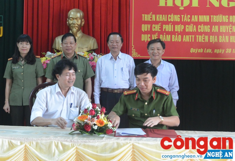 Lãnh đạo Công an huyện và Trưởng phòng GD&ĐT huyện Quỳnh Lưu ký kết quy chế phối hợp
