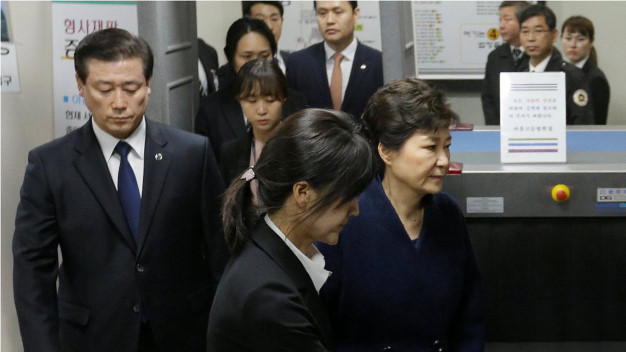 Cựu Tổng thống Park Geun-hye rời khỏi Tòa án tối 30/3. Ảnh Reuters