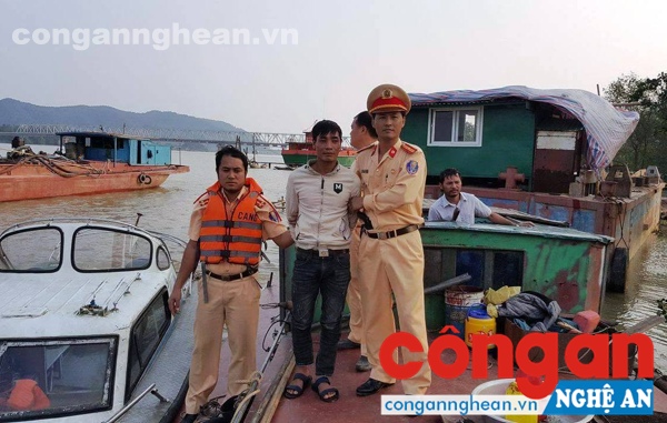 Đối tượng Phạm Văn Tuyến bị bắt giữ khi đang trốn trên tàu hút cát