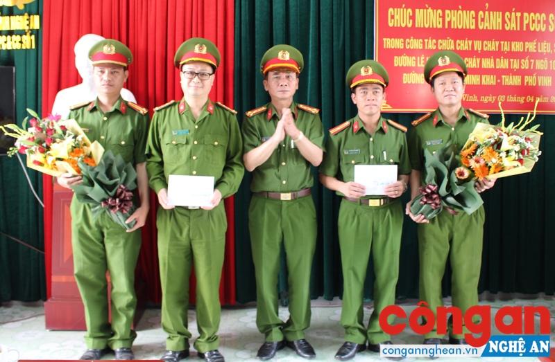 Đại tá Lê Xuân Hoài, Phó Giám đốc Cảnh sát PC&CC tỉnh trao thưởng cho lãnh đạo 2 phòng số tiền 15 triệu đồng