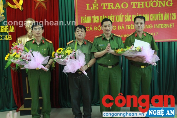 Đồng chí Đại tá Nguyễn Mạnh Hùng, Phó giám đốc Công an tỉnh tặng hoa chúc mừng ban chuyên án 126B