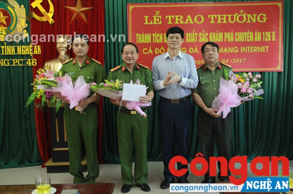  Đồng chí Lê Xuân Đại, Phó Chủ tịch Thường trực UBND tỉnh Nghệ An tặng hoa chúc mừng ban chuyên án 126B