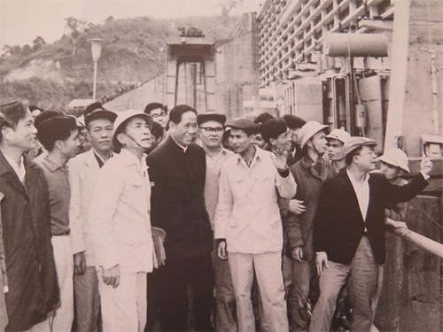 Đồng chí Lê Duẩn thăm Công trình thủy điện Thác Bà, năm 1972. Ảnh tư liệu 