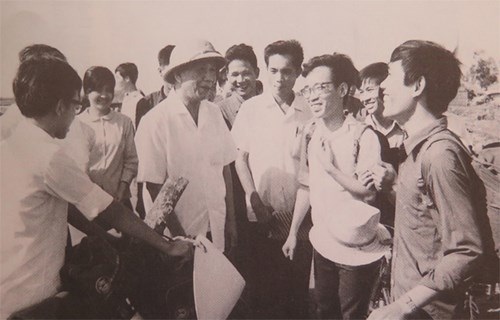 Đồng chí Lê Duẩn thăm và nói chuyện với sinh viên đại học TP Hồ Chí Minh tham gia xây dựng Khu kinh tế Lê Minh Xuân, năm 1976. Ảnh tư liệu 
