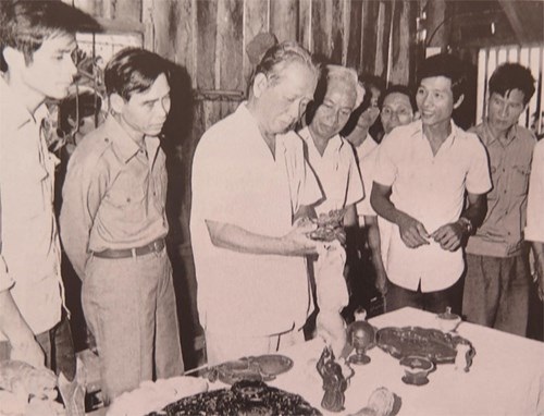 Đồng chí Lê Duẩn thăm xưởng sản xuất hàng kim khí và mỹ nghệ của HTX Quyết Thắng (huyện Củ Chi, TP Hồ Chí Minh), năm 1979. Ảnh tư liệu 