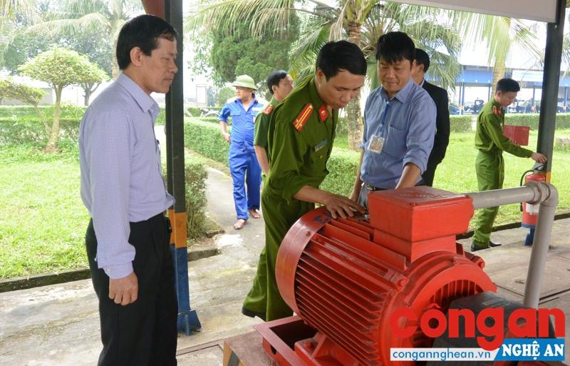 Đoàn kiểm tra Cảnh sát PC&CC số 1 kiểm tra hệ thống máy bơm nước chữa cháy tại Kho xăng dầu Bến Thủy