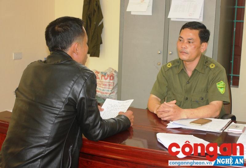 Đồng chí Nguyễn Ngọc Thấu, Trưởng Công an xã Nghi Quang trao đổi với người dân về công tác đảm bảo ANTT