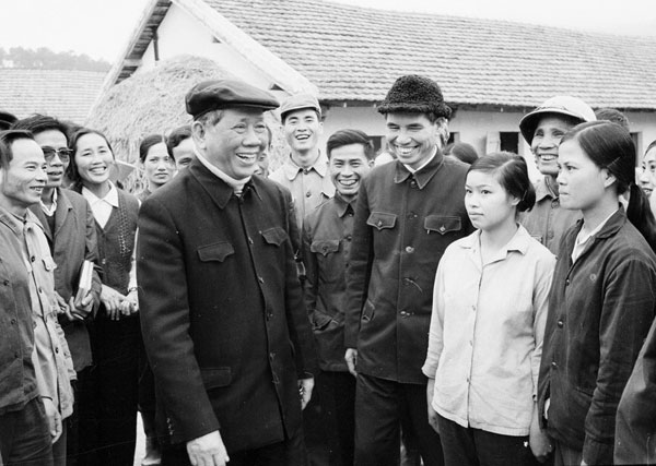 Tổng Bí thư Lê Duẩn nói chuyện với cán bộ, công nhân Xí nghiệp Chăn nuôi Đồng Nai (tháng 1/1980). Ảnh: Tư liệu TTXVN.