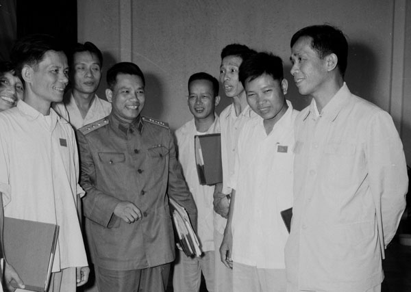 Tổng Bí thư Lê Duẩn với các đại biểu dự Đại hội đại biểu Đảng Lao động Việt Nam lần thứ III (tháng 9/1960). Ảnh: Tư liệu TTXVN