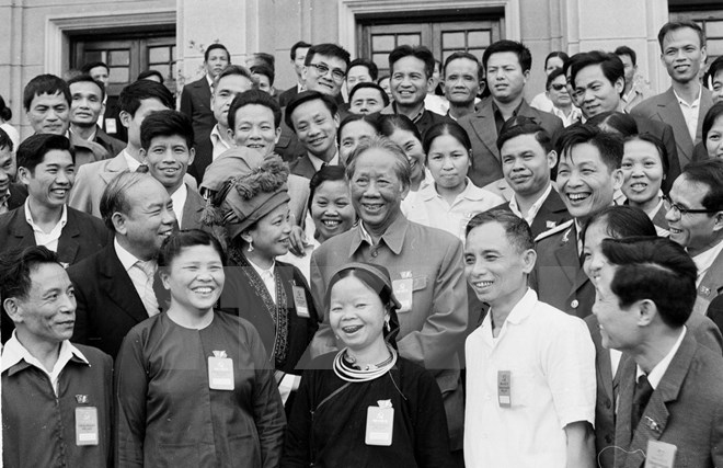 Tổng Bí thư Lê Duẩn với các đại biểu dự Đại hội Đảng toàn quốc lần thứ V tại Hà Nội (29/3/1982) - Ảnh tư liệu