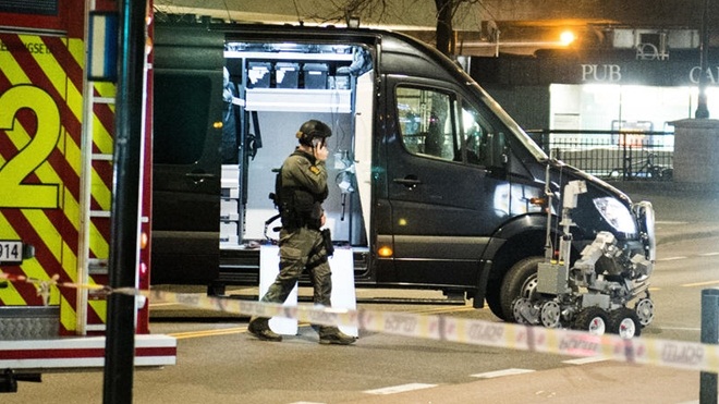 Một cảnh sát đang tuần tra quanh khu vực tàu điện ngầm gần nơi phát hiện vật thể nghi là bom ở thủ độ Oslo. Ảnh: AP