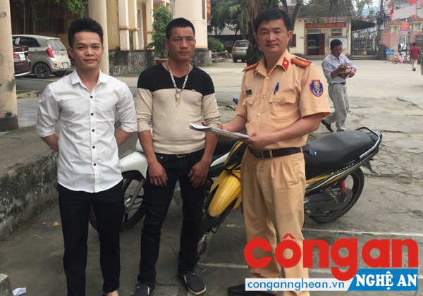 Đại diện Đội CSGT Công an huyện Nam Đàn tiến hành trao trả xe cho anh Phú và anh Bình