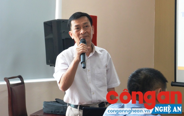 Ông Phan Văn Huê, Phó Chi cục trưởng Chi cục dân số - KHHGĐ trình bày báo cáo kết quả công tác quý 1