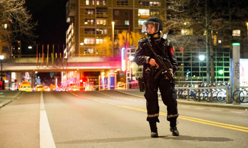 Cảnh sát trên đường phố Oslo, thủ đô Na Uy. Nguồn Ảnh: VOA/Reuters