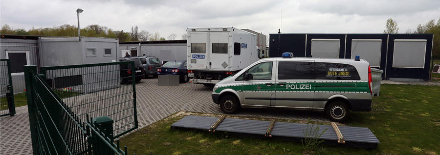 Cảnh sát Đức bắt giữ 1 nghi can tại trại tị nạn Borsdorf gần Leipzig sáng 9/4. Ảnh: Báo Leipziger Volkszeitung