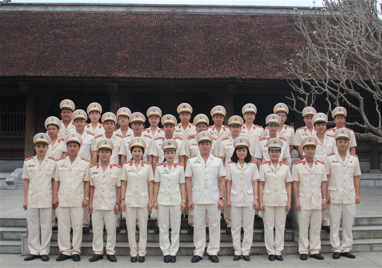 Đoàn Đại biểu Đại hội Đoàn TN Công an tỉnh chụp ảnh lưu niệm tại Khu di tích Kim Liên